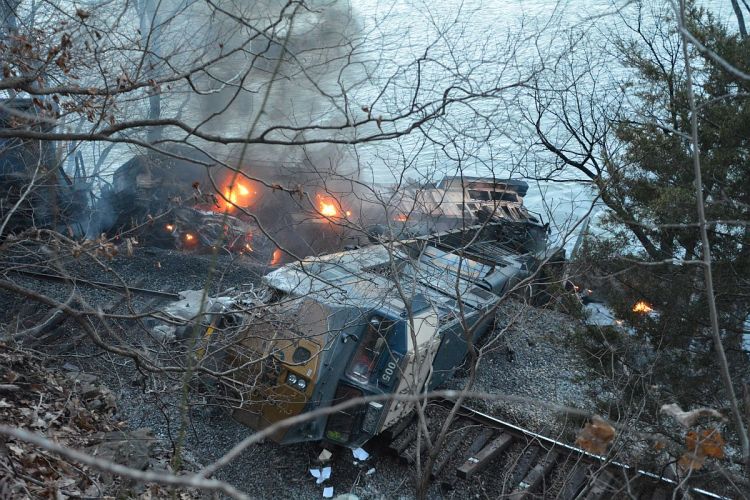 Pociąg towarowy CSX wykoleił się po uderzeniu w osuwisko skalne w Zachodniej Wirginii, USA