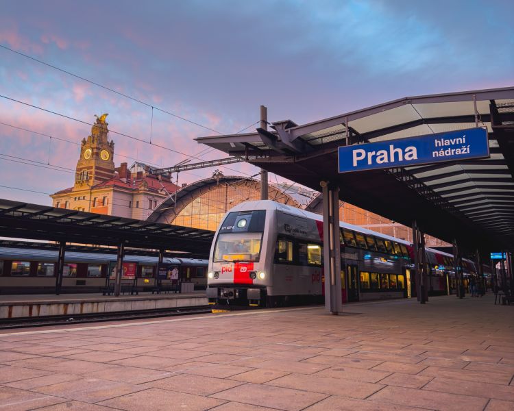 A fost anunțată cea mai mare licitație feroviară din Republica Cehă: noi trenuri electrice de mare capacitate pentru Praga și Boemia Centrală