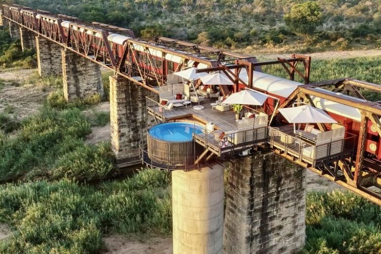 Albergo in treno sul fiume che entra nel safari