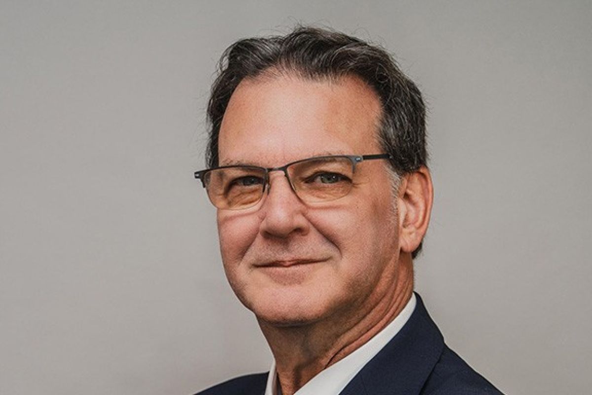 William Herrmann přebírá funkci prozatímního prezidenta společnosti Amtrak poté, co generální ředitel Roger Harris v červenci opustí společnost