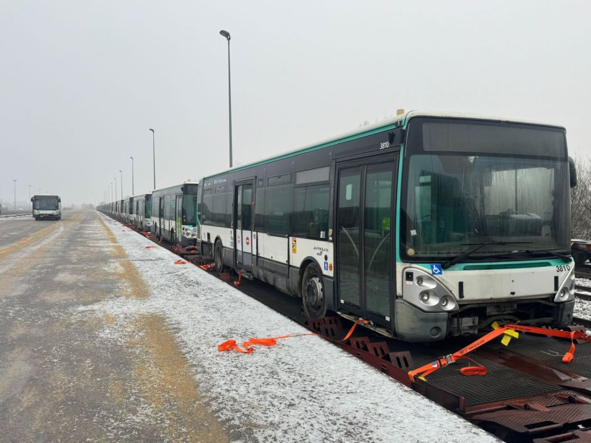 Vasúti konvoj szállít 30 buszt Franciaországból Lengyelországon keresztül Ukrajnába