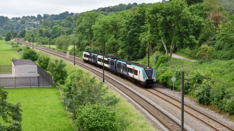 Come Siemens intende trasformare le ferrovie britanniche con treni a batteria ed elettrificazione discontinua