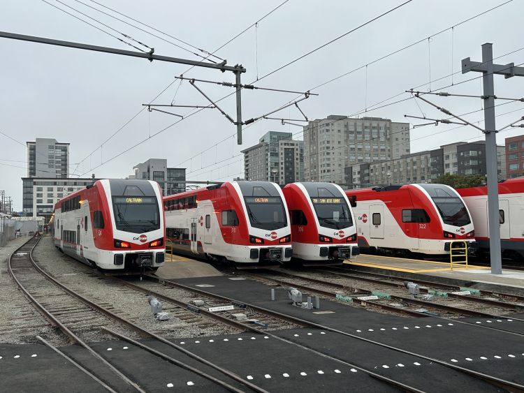 Caltrain pone en marcha trenes eléctricos, mejora el servicio y reduce las emisiones