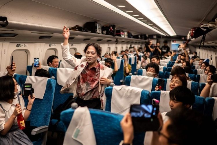 Halloween na kolejích: Šinkansen hostil první strašidelnou jízdu vlakem v Japonsku
