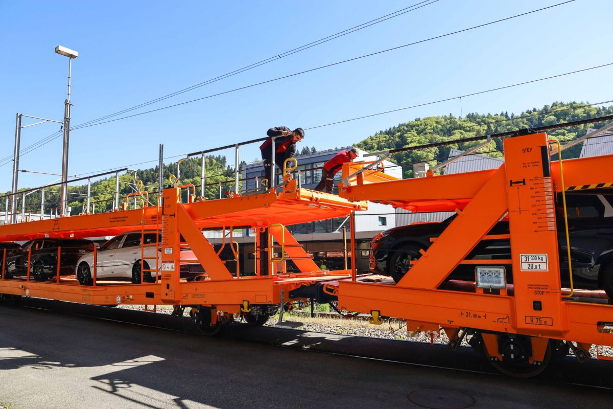 Lineas y SBB Cargo transportaron 220 automóviles importados desde Zeebrugge hasta Nebikon