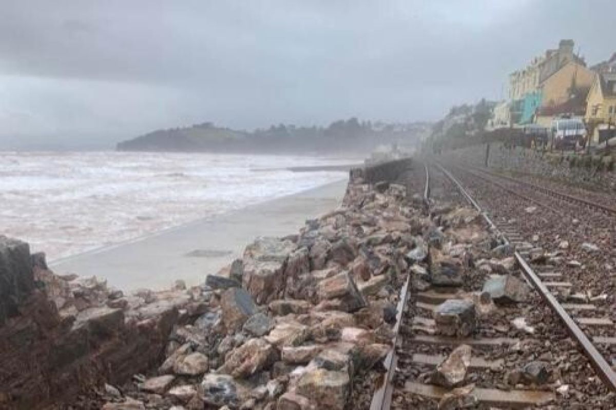 Gelida and Rubí landslides split Catalonia’s disruption into two freight blockages