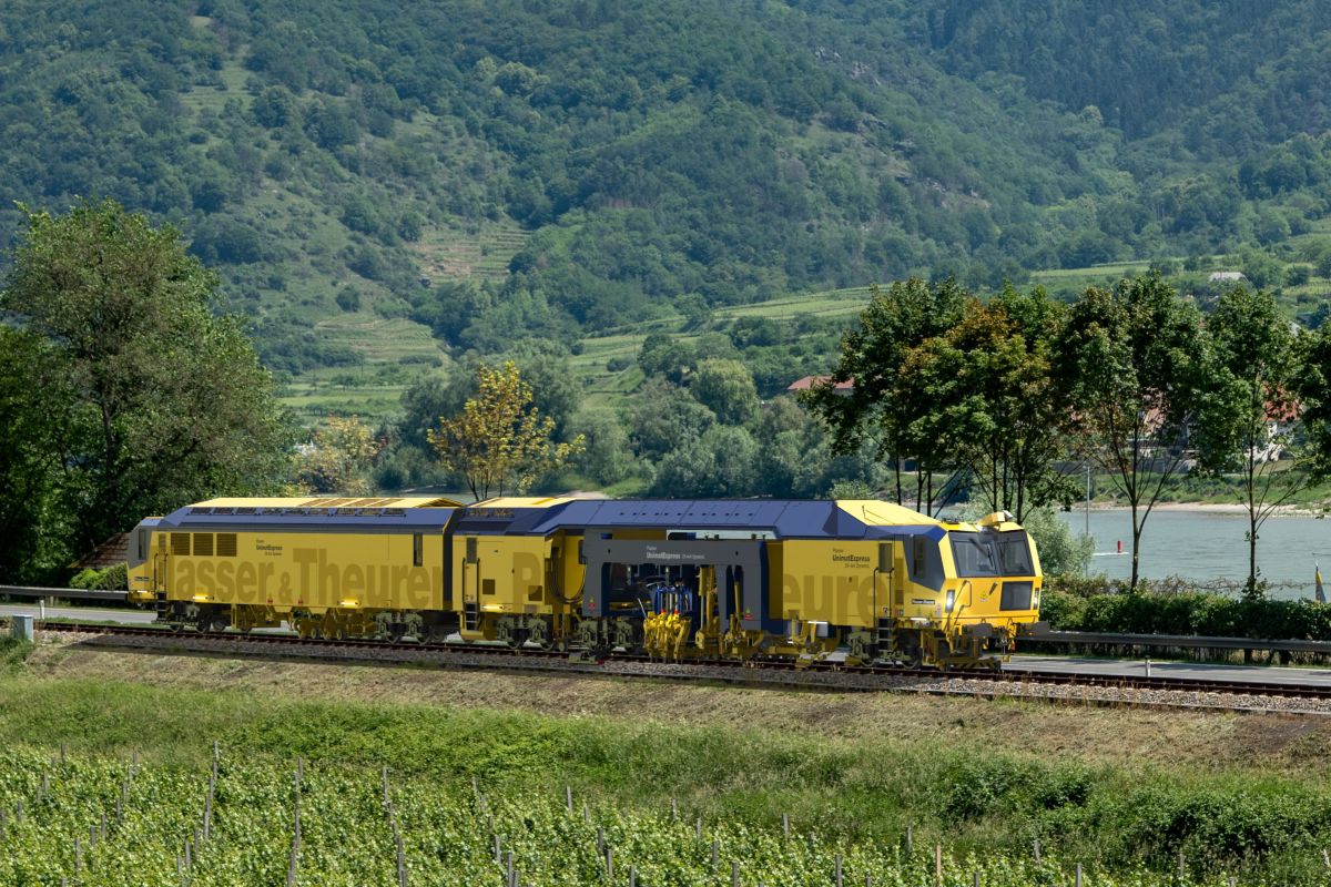 DB Bahnbau commande 18 bourreuses universelles à Plasser & Theurer
