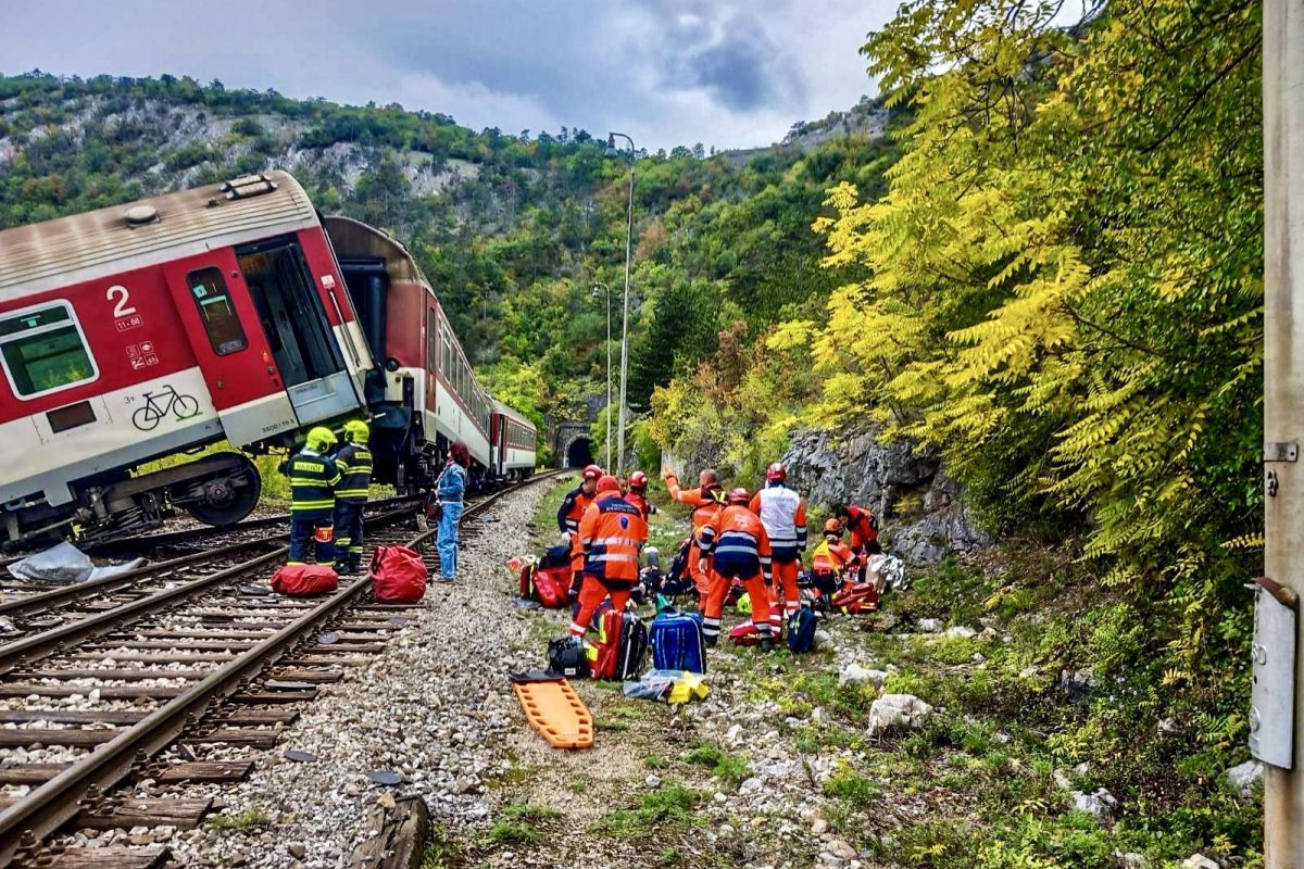 Srážka vlaků na východním Slovensku si vyžádala 100 zraněných