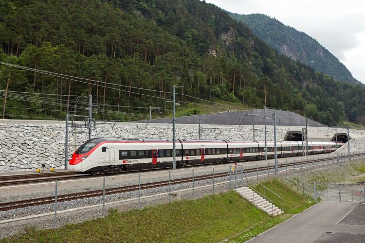 Zachodnia rura tunelu Gotthard wznawia kursowanie pociągów