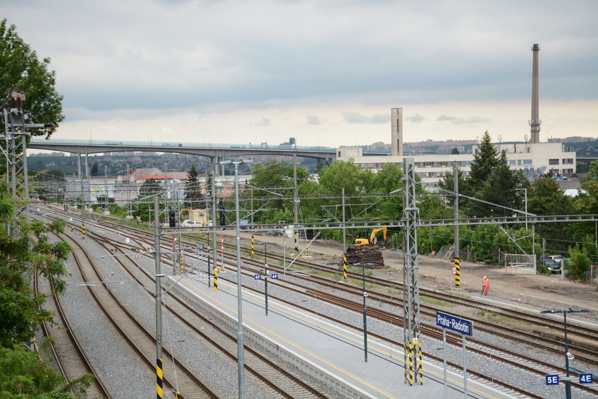 Správa železnic cuts costs, opens tenders wider