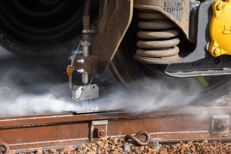 Le ferrovie britanniche useranno la tecnologia dei droni e treni specializzati per combattere i ritardi dovuti alle foglie autunnali