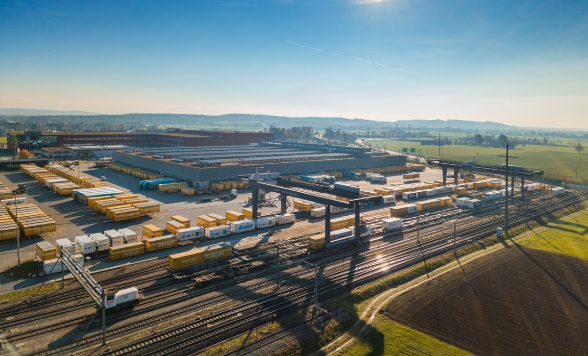 Cum își coordonează Swiss Post și SBB Cargo capacitatea feroviară pentru a gestiona volumele de colete de Crăciun