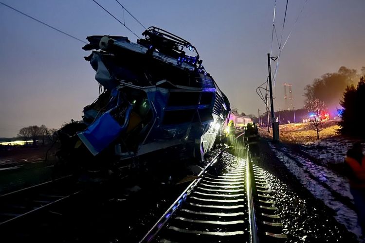 Česko: Strojvedoucí vlaku zemřel po srážce s kamionem