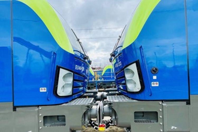 PKP Cargo hat den Kauf von Mehrsystemlokomotiven und -waggons für den intermodalen Verkehr abgeschlossen.