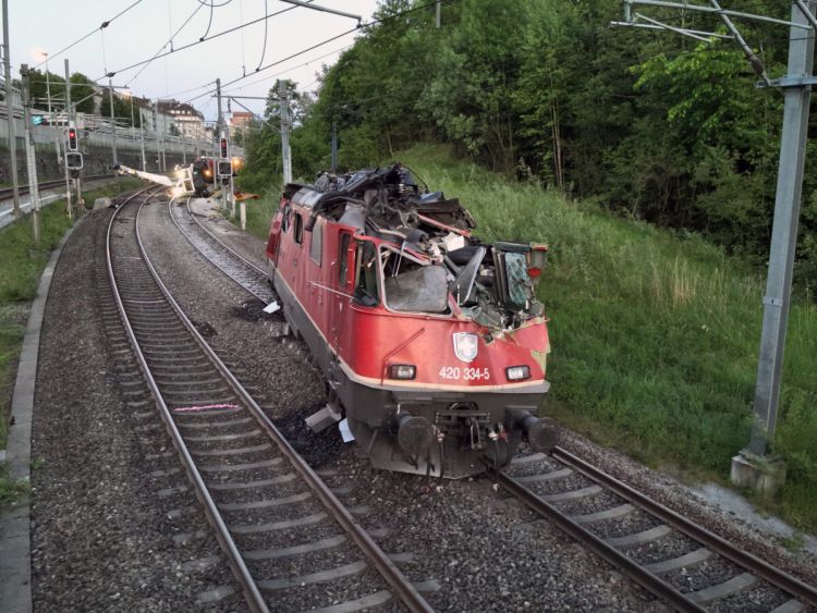 La collisione tra la locomotiva delle FFS e l'escavatore ferroviario blocca il traffico a San Gallo