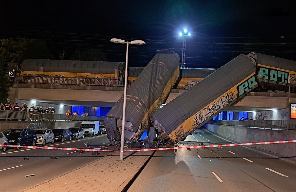 Freight wagons fall 5 meters from Munich bridge onto street during shunting, one dead