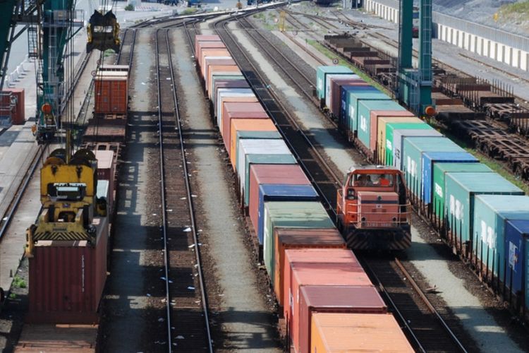 Un nuovo servizio di treni merci collega Bari e Verona, potenziando la logistica italiana
