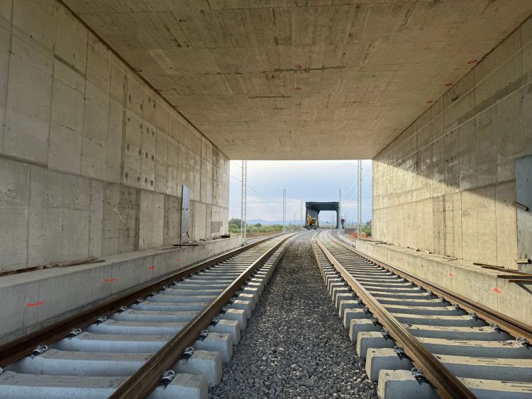 Společnost Webuild dokončila instalaci dvojité koleje na trati Palermo-Katania