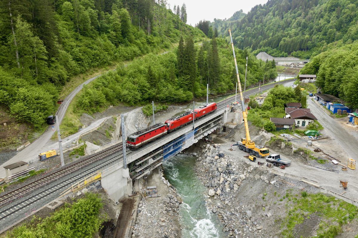 New Salzach bridge passes 250-tonne test