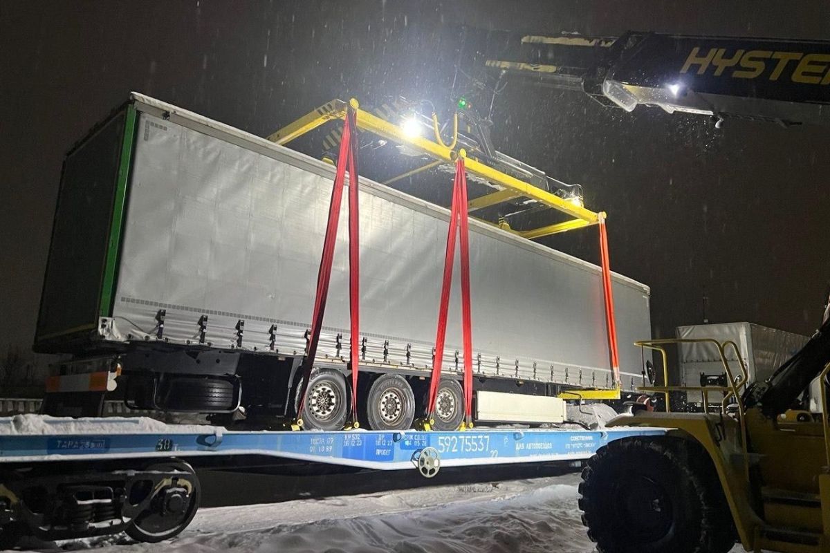 UZ Cargo Poland transports semitrailers by rail from Lviv to Hungary