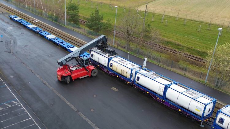 Glue by Rail: una nueva solución multimodal de Innofreight y Kronospan