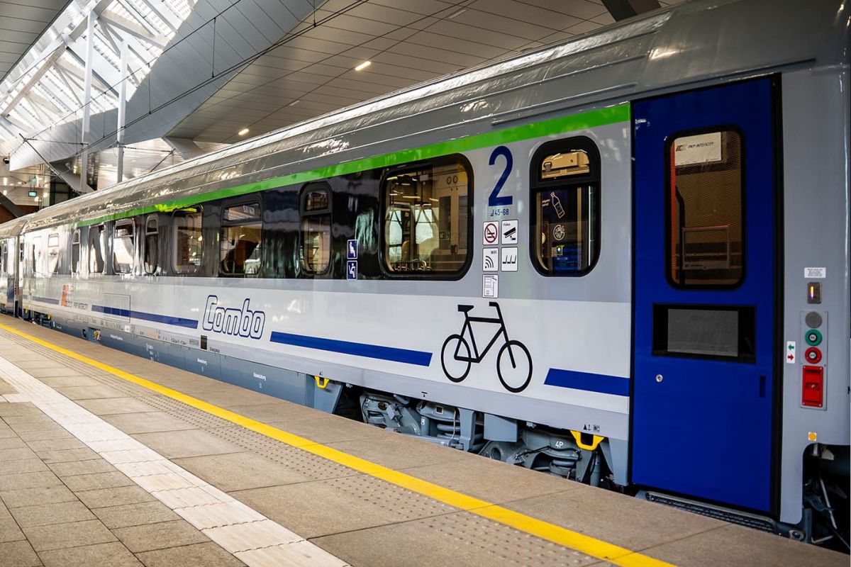 PKP Intercity get first 6 out of 50 new wagons from FPS