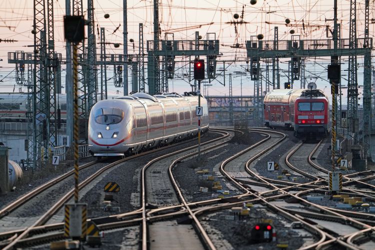 NAJŚWIEŻSZE WIADOMOŚCI: Upadek linii kolejowej w Niemczech