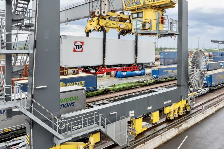Truck2Rail: transport naczep koleją