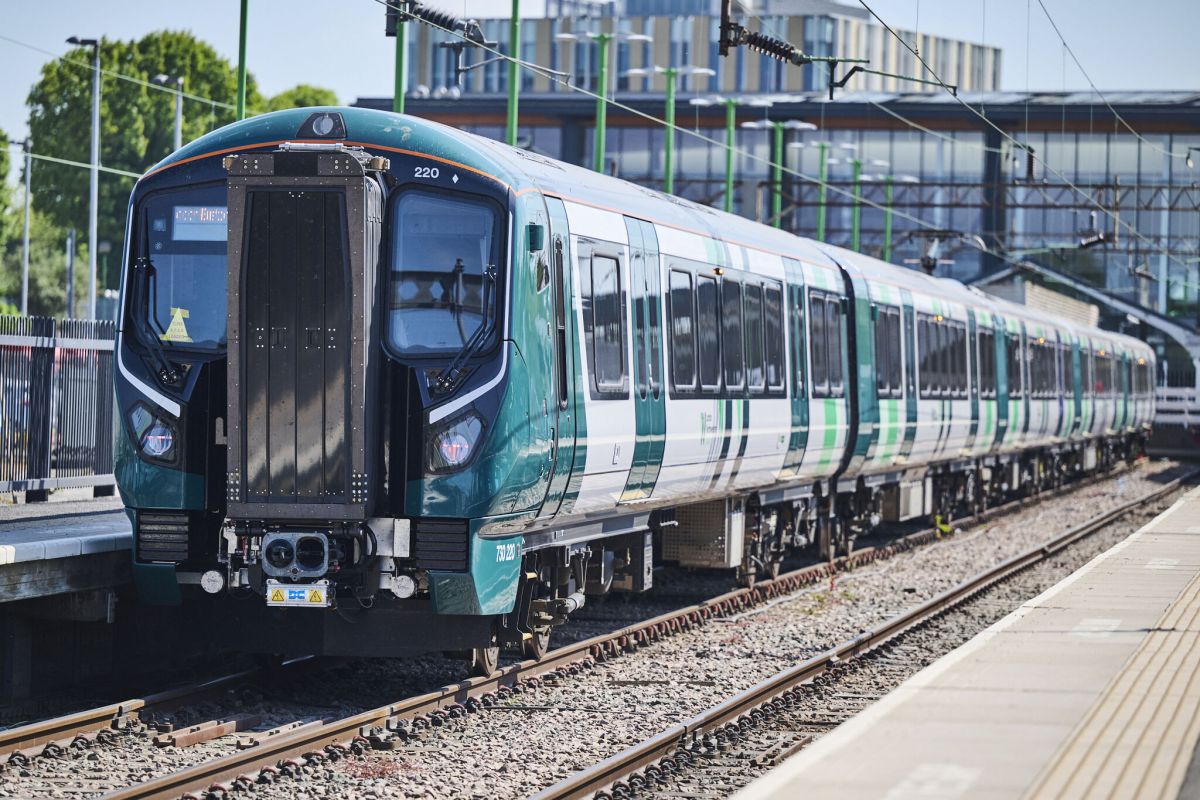 Porterbrook приобретает более 400 поездов, эксплуатируемых West Midlands Trains
