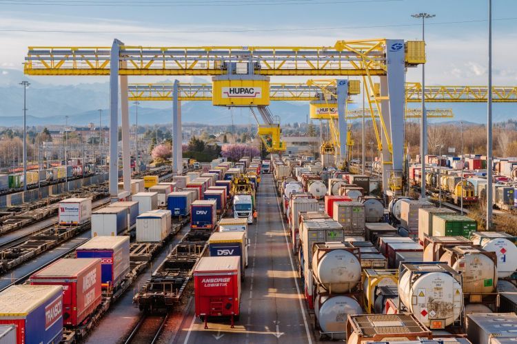 El transporte combinado debe enlazar con la ecologización del transporte de mercancías