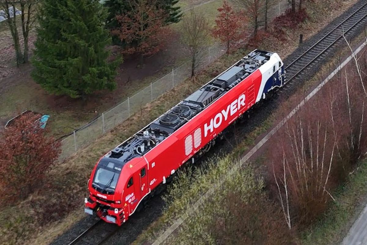 Hoyer leases EuroDual locomotive for fuel block trains