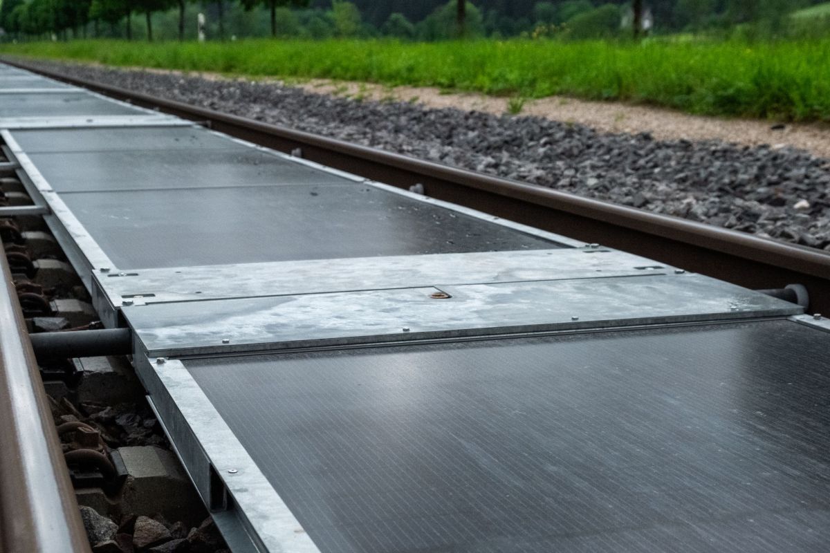 SNCF partners with Sun-Ways on solar panels between rails
