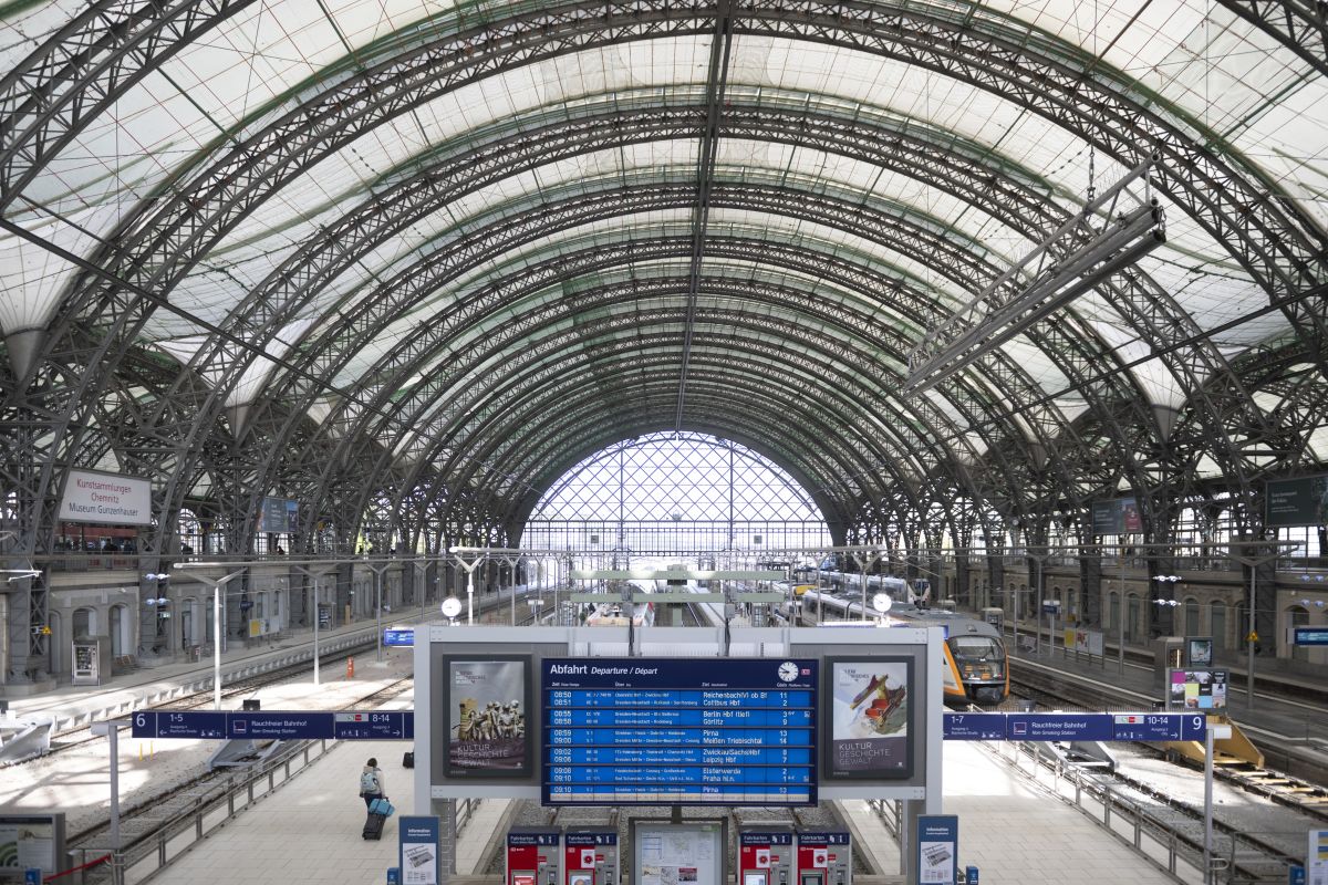 Radio failure stops trains across Germany