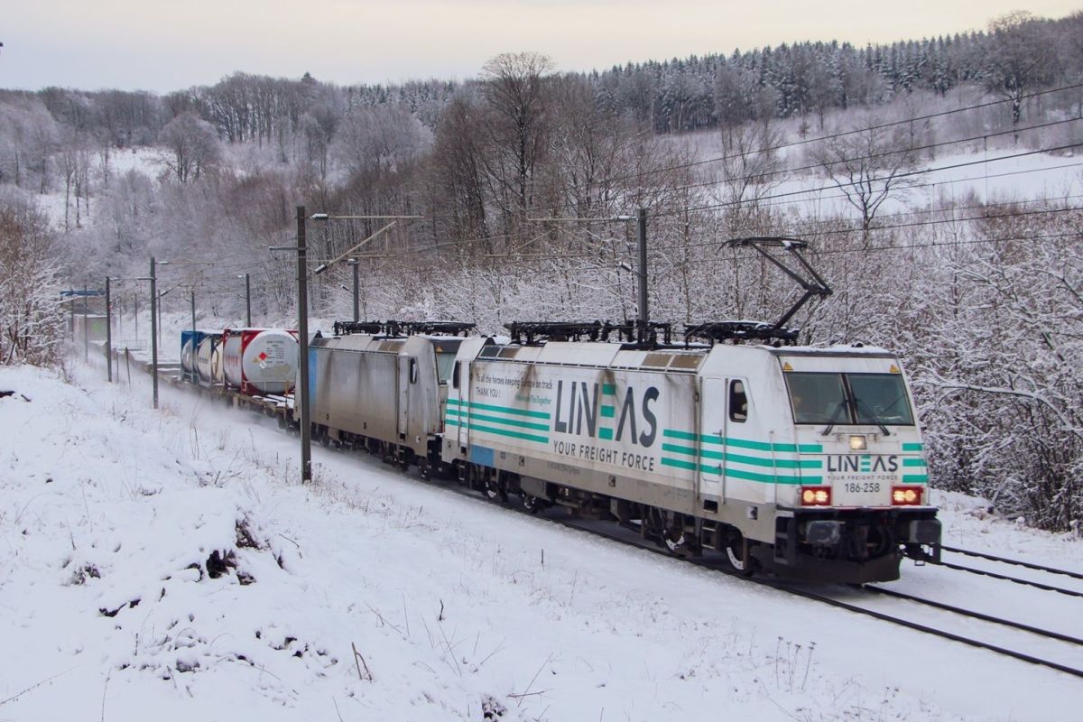 Lineas will keep 33 RAILPOOL locomotive for six more years