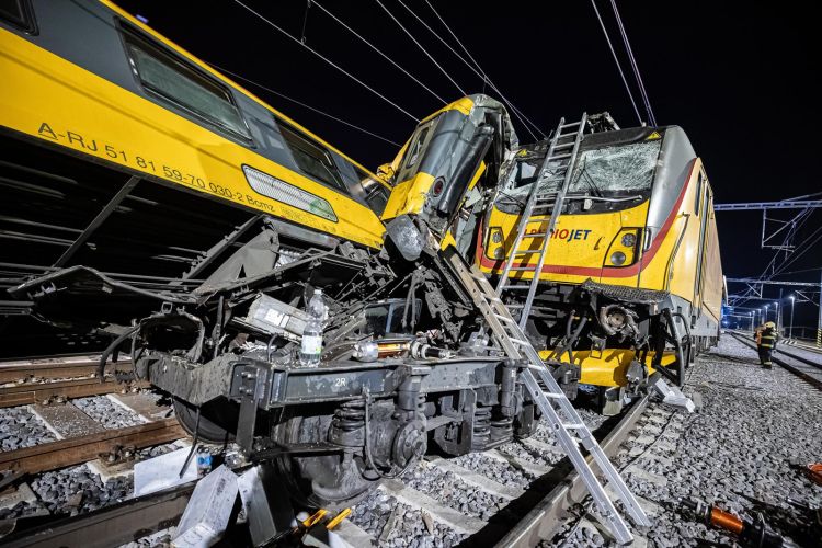 4 morti dopo un incidente tra un treno passeggeri e un treno merci