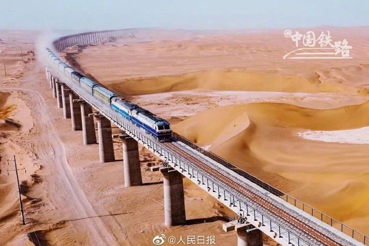 China finaliza la primera línea de bucle ferroviario desértico del mundo.