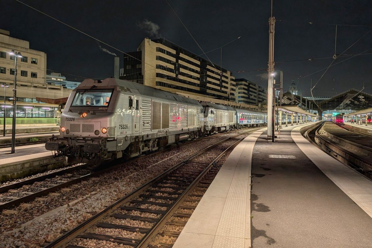 Le locomotive Akiem gestiscono il primo treno notturno per lo sci della stagione da Parigi alle Alpi