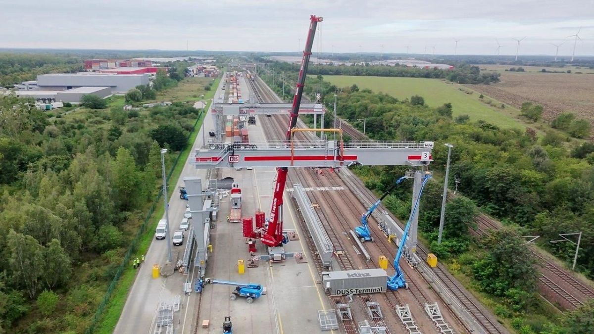 A treia macara portal instalată la terminalul DUSS din Berlin