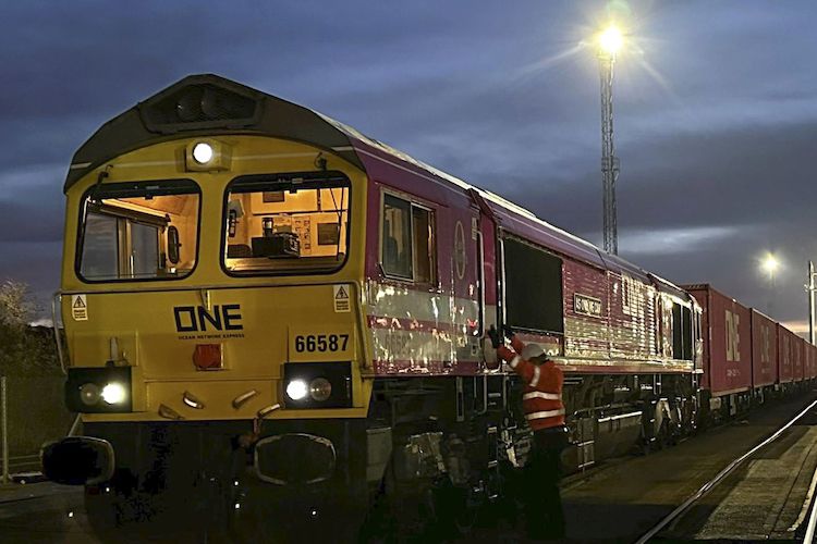 Regno Unito: è entrato in servizio il primo treno merci alimentato con carburante ecologico GD+