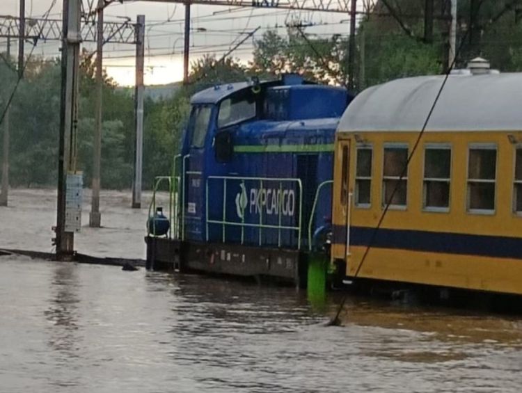 Wpływ trudnych warunków pogodowych na polską sieć kolejową: aktualny przegląd
