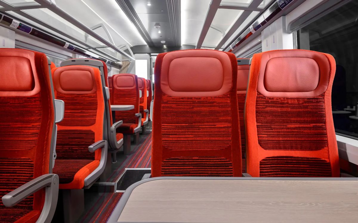 Společnost LNER pojmenovala nové vlaky CAF třídy 897 „Serenza“ a představila jejich interiéry