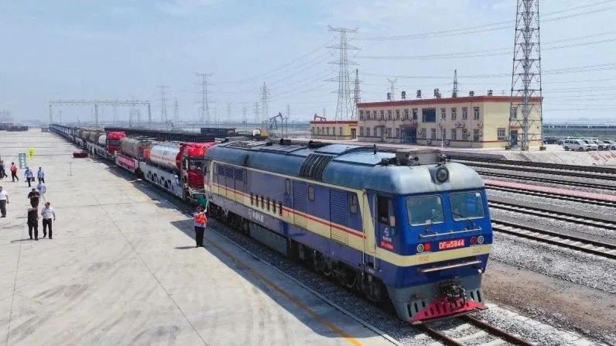 China runs the first tanker piggyback train on Ligang railway