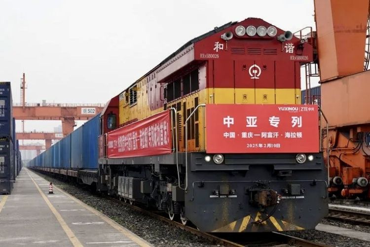 Una nuova linea ferroviaria per il trasporto merci collega Chongqing con l'Afghanistan