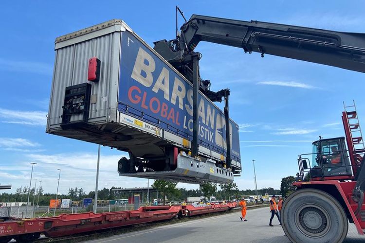 RCG enhances intermodal transport with non-craneable semi-trailer handling on TransFER route