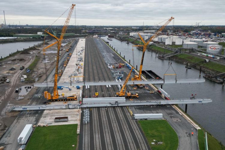 Pierwszy dźwig w Duisburg Gateway Terminal oznacza postęp w rozbudowie portu
