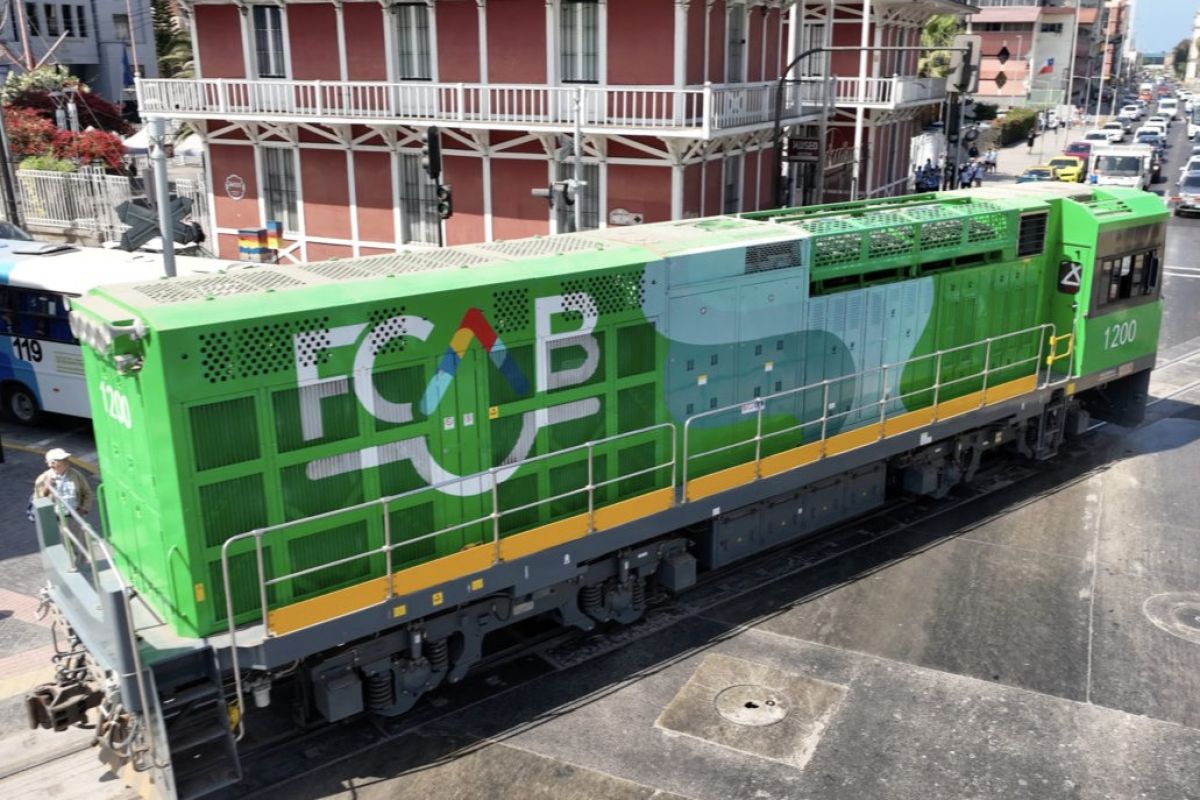 FCAB introduces green-hydrogen locomotive on first public run in Antofagasta