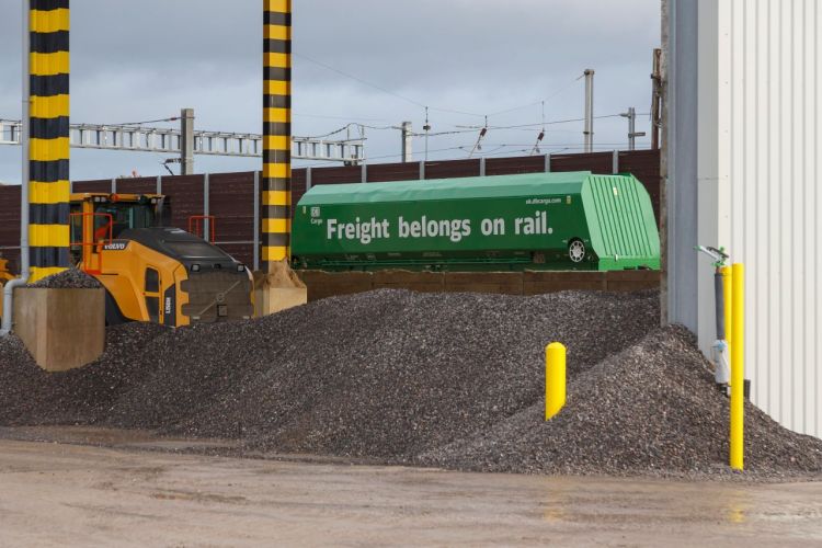 Rozhodnutí britské vlády o výstavbě HS2 čelí kritice ze strany sektoru železniční nákladní dopravy