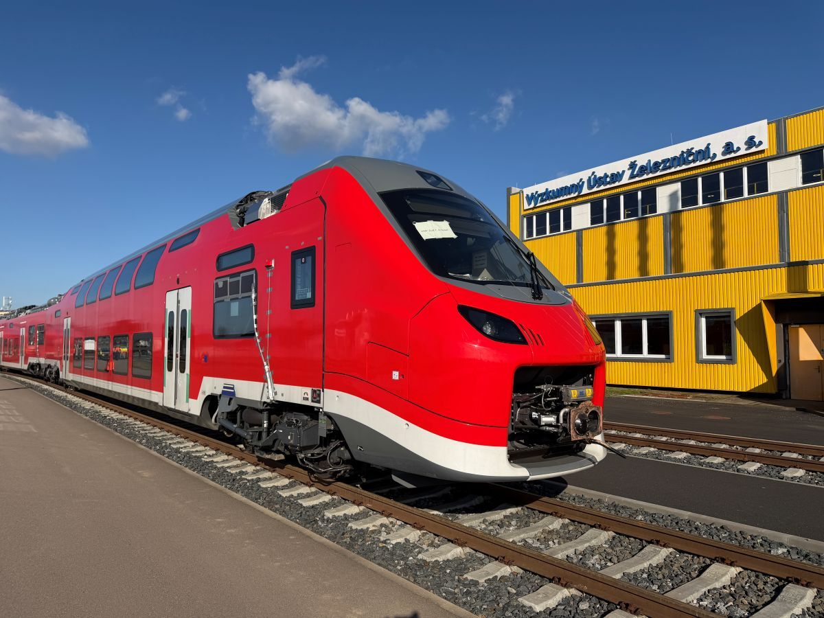 Alstom testuje Coradia Max w Velim; celem jest przetarg na czeskie EMU 400