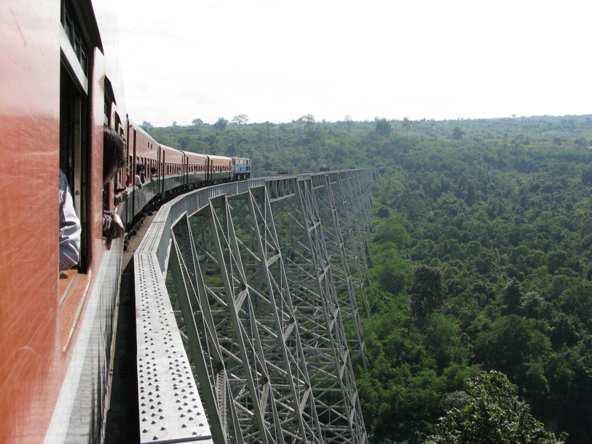 Il leggendario viadotto ferroviario di Gokteik sarebbe stato distrutto nel conflitto tra la giunta e le forze di resistenza del Myanmar