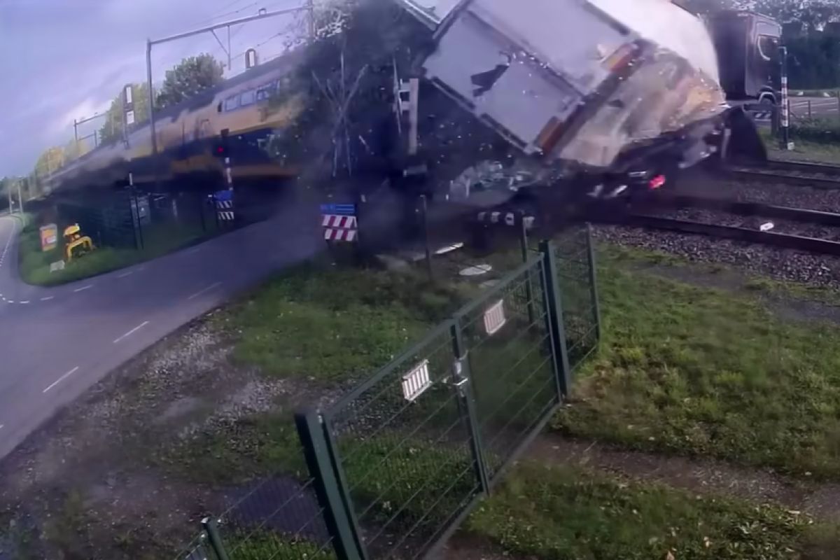 V Nizozemsku se srazily dva osobní vlaky s jedním kamionem